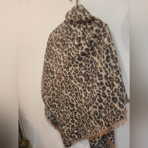 Sweater Cape By Always Fabulous Leopard Print 100% Acrylic OSFA - Picture 2 of 7